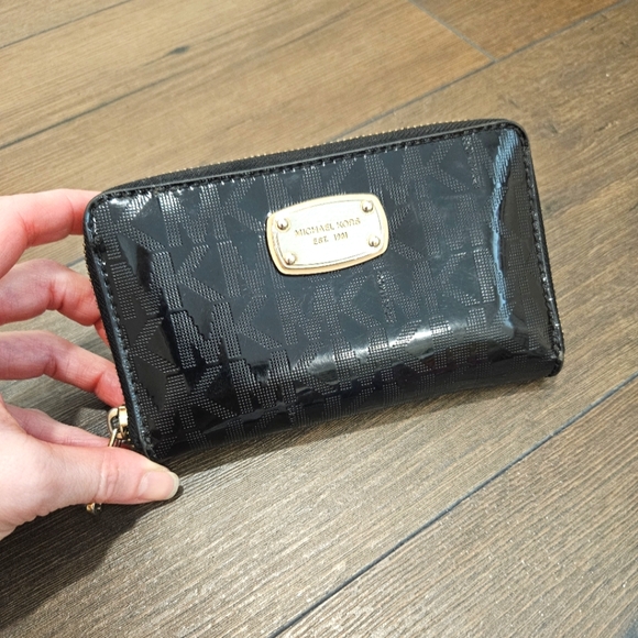 Michael Kors Black Patent Zip Wallet - Picture 1 of 15